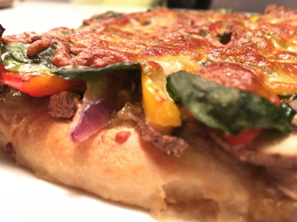 magioni bloemkool pizza met paprika, ui en spinazie